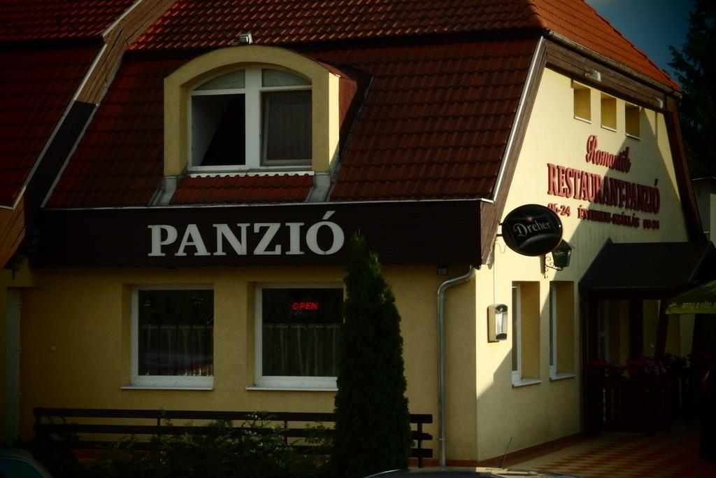 Romantik Étterem - Panzió Tatabánya Exterior foto