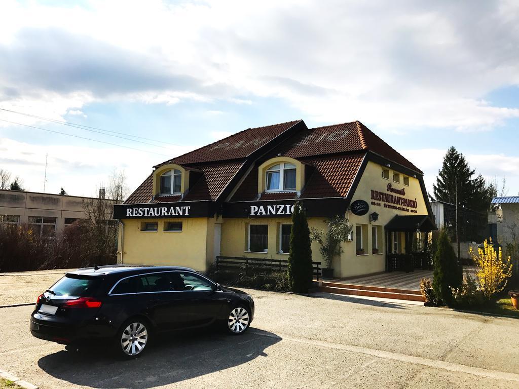 Romantik Étterem - Panzió Tatabánya Exterior foto