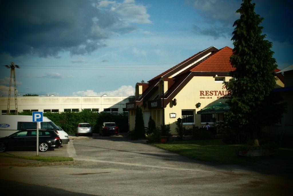 Romantik Étterem - Panzió Tatabánya Exterior foto